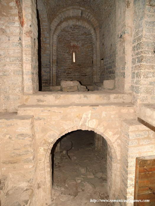 ACCESO A LA CRIPTA, BAJO LA NAVE SUR.